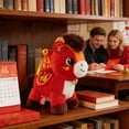 thumbnail image 3 of Encanto cultural: La mascota del Año del Caballo 2026 está diseñada en un estilo tradicional chino, con sillas de montar bordadas y crines de hilo dorado, que encarnan el estilo de las pinturas de cab, 3 of 7