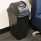 thumbnail image 2 of Bote para basura negro con tapa de 39 Lts Rubbermaid Contemporaneo, 2 of 4