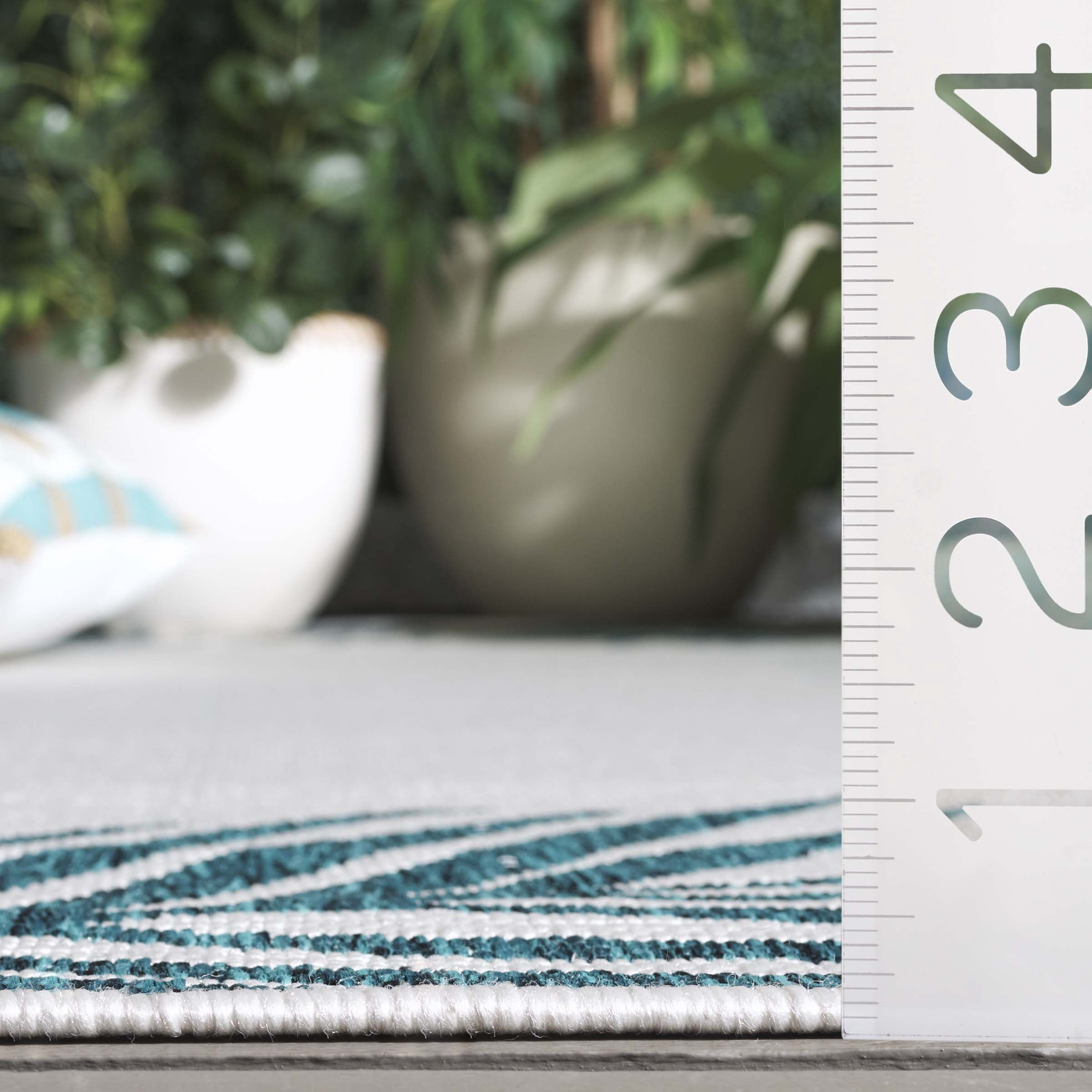 SAFAVIEH Beach House Cherlyn Botanical Indoor/Outdoor Area Rug, Blue/Ivory, 6'7" x 6'7" Round