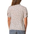 thumbnail image 3 of BLUSA DE MUJER CON COLLAR PETER PAN INSPIRADA EN CHIC, CON FLORES, MANGAS CORTAS CON VOLANTES, DETALLES EN CONTRASTE Y BOTONES, TAMAÑO M, COLOR NARANJA, 3 of 6