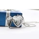 thumbnail image 3 of Collar Hugo con Colgante de medallón de fotos en forma de corazón Plata, 3 of 10