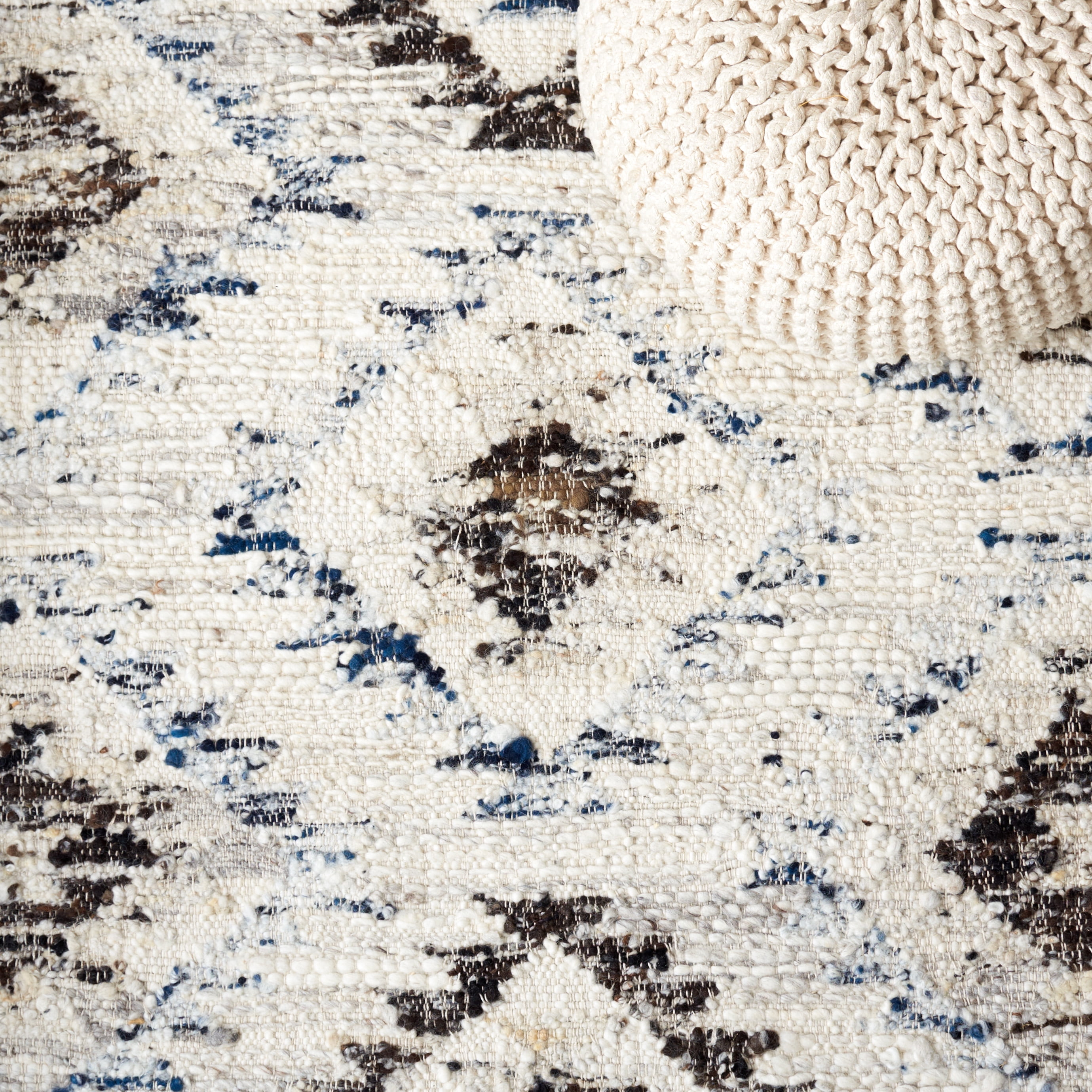 SAFAVIEH Manhattan Valentina Southwestern Area Rug, Ivory/Charcoal, 6' x 6' Round