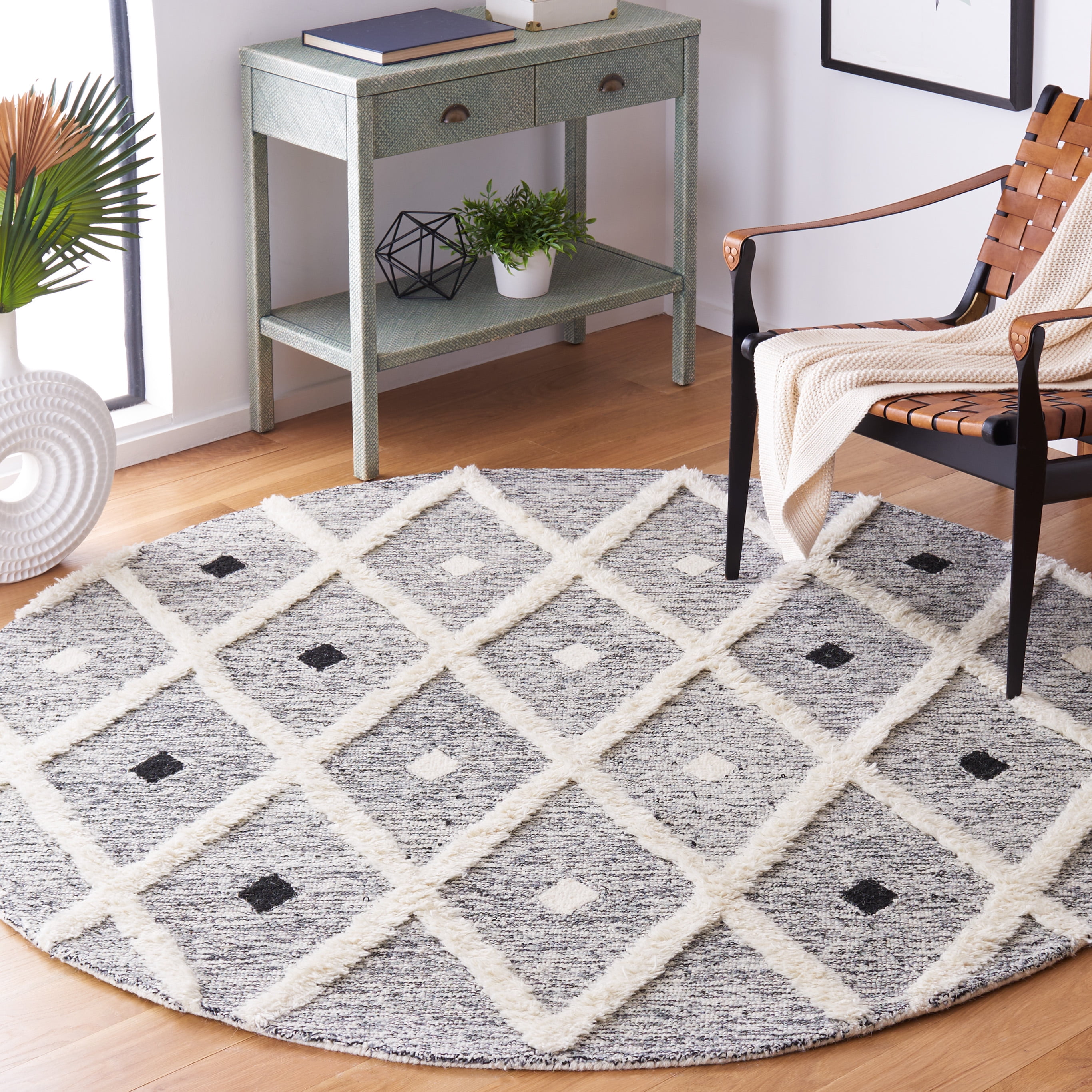 SAFAVIEH Casablanca Cara Diamond Area Rug, Black/Ivory, 6' x 6' Round