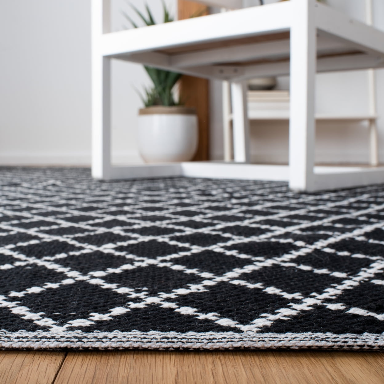 SAFAVIEH Montauk Jolyon Diamond Cotton Area Rug, Black/Ivory, 6' x 9'