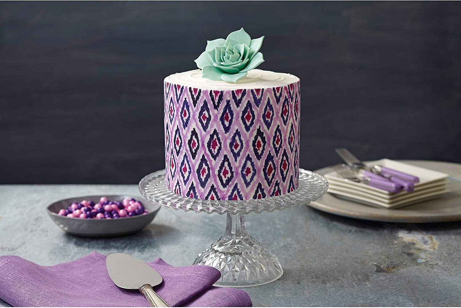 Wilton White Vanilla Fondant for Cake Decorating 23.9 oz. Packaging May Vary