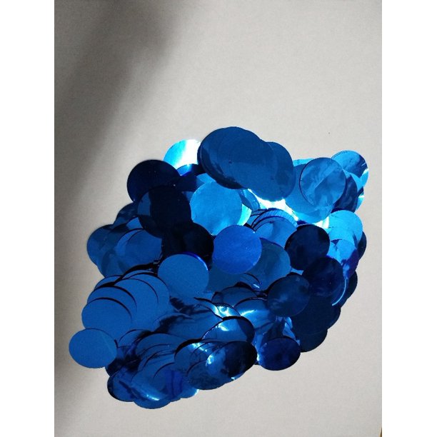 Globos de papel rellenos con restos de papel y lentejuelas esparcidas con hojas de papel redondas.