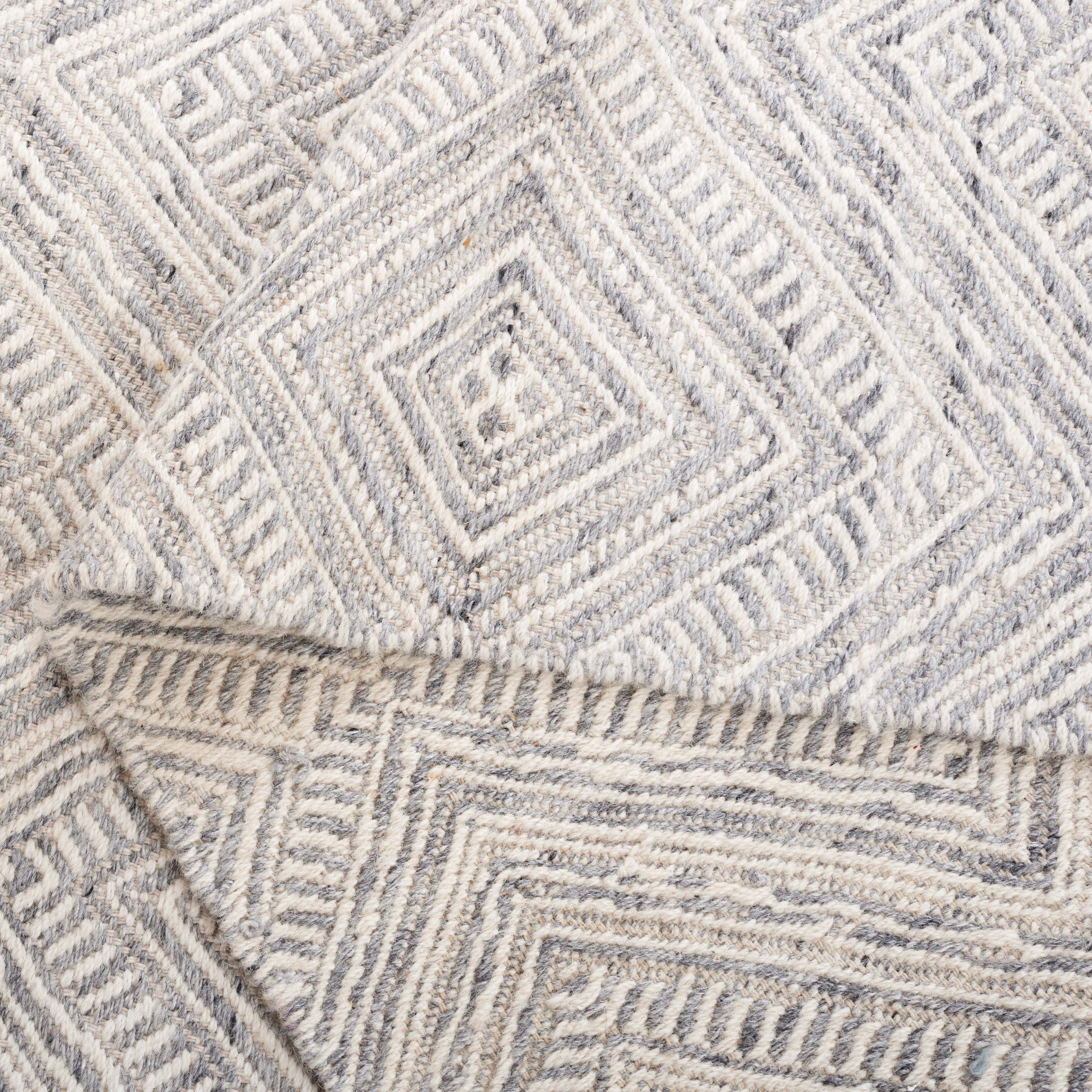 Safavieh Kilim Shannon Diamond Runner Rug, Light Gray/Ivory, 2'3" x 8'