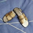 thumbnail image 1 of Pantuflas planas negras decoradas con cadena elegante para mujer: ¡perfectas para sandalias de playa informales!, 1 of 4