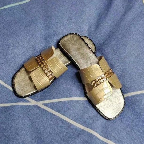 Pantuflas planas negras decoradas con cadena elegante para mujer: ¡perfectas para sandalias de playa informales!