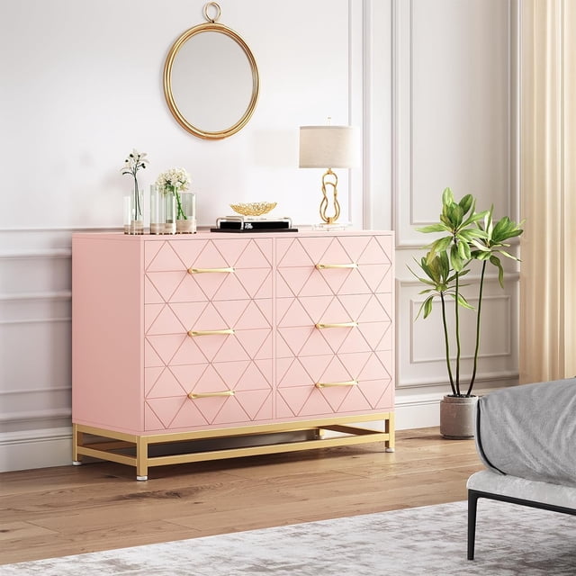 moderno 6-cajón cómoda dormitorio & sala de estar: rosa con manijas gold, vista frontal centrada de cajonera de seis cajones con acabado rosa mate y diseño geométrico cóncavo-convexo en los frentes, tiradores dorados alargados y patas metálicas cónicas gold con base elevada; seis cajones de deslizamiento suave, compacta (39.4" x 15.8" x 28.8"), ambientada en sala con espejo redondo y lámpara, adecuada como mesa de TV, organizador de pasillo o almacenamiento de recámara.