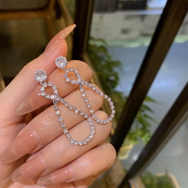 Pendiente de Clip sin perforación para mujer, pendiente con borla de cristal de Color plateado, cadena de diamantes de imitación brillantes, joyería para Piercing de cartílago falso