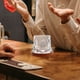 thumbnail image 5 of 1 juego de vasos de vidrio giratorios con base de madera, vasos de whisky para cócteles, vaso de whisky transparente para una mejor experiencia de bebida, 5 of 8