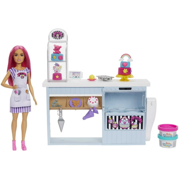 Coffret de jeu Pâtisserie Barbie avec poupée à silhouette Petite de 30,5 cm (12 po), cheveux roses, poste de pâtisserie, fonction de préparation de gâteau, 20+ éléments de jeu réalistes
