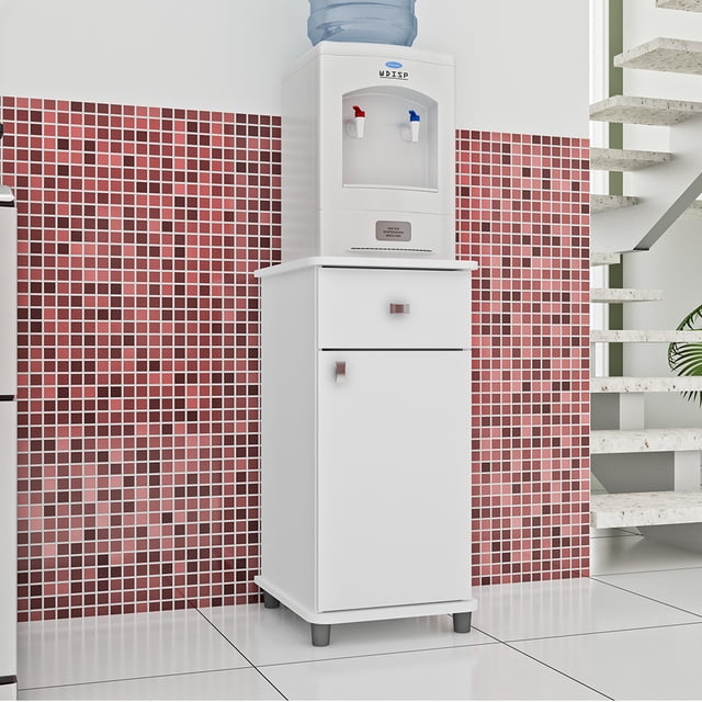 armario multiuso, gabinete, mueble porta garrafón bertolini asm 153 blanco vista 3/4 frontal, mueble blanco con acabado en pintura UV; cajón superior con rieles metálicos y tirador cuadrado, puerta abatible inferior, amplio espacio interior y soporte superior para garrafón; patas cortas y medidas 36 cm x 43 cm x 75 cm; ubicado en cocina con piso cerámico y muro de mosaico rojo; a menudo usado para guardar utensilios de cocina o productos de limpieza.