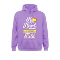 thumbnail image 5 of Camiseta con el mensaje "Mi corazón está en ese campo", regalo para mamá, sudaderas con capucha divertidas de softbol, sudaderas de manga larga para estudiantes, sudaderas geniales, 5 of 5