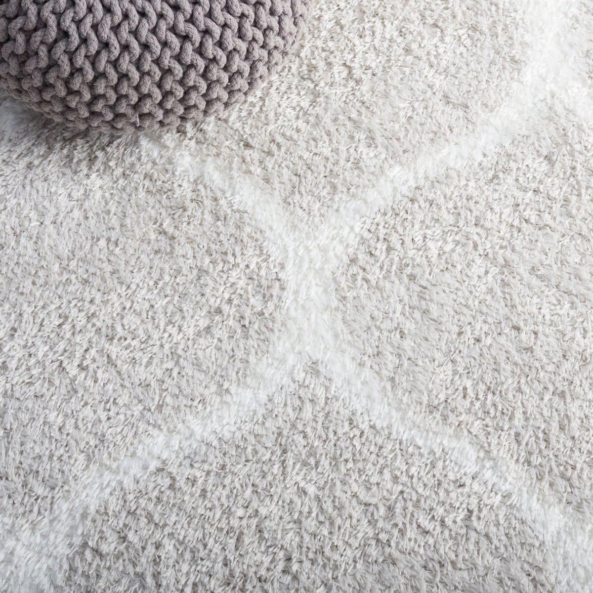 SAFAVIEH Tahoe Thelma Quatrefoil Shag Area Rug, 4' x 6', Silver/White