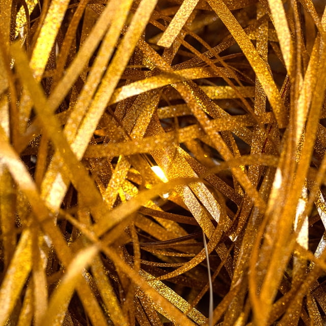 tela triturada dorada de 500g, rafia dorada brillante para relleno de cestas y cajas de regalo; primer plano de tiras finas y arrugadas en tono dorado con brillo metálico, textura ligera visible adecuada para manualidades y decoración de fiestas; a menudo usada también para presentación de dulces y adornos de mesa.