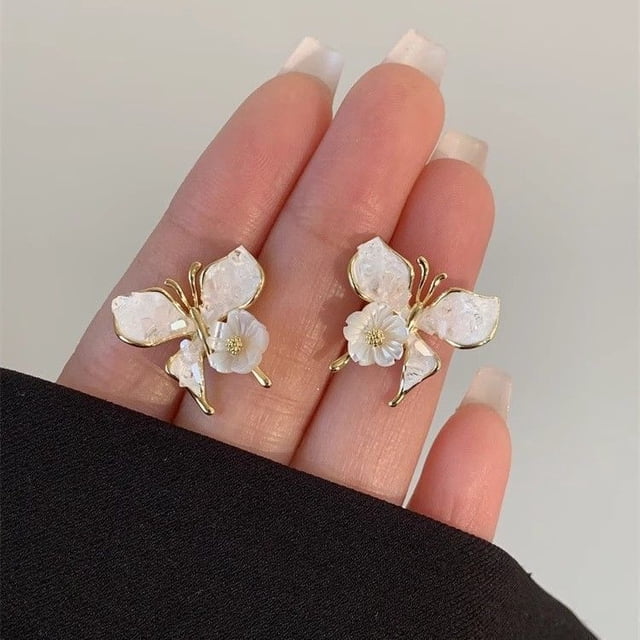 Pendientes de flor de mariposa de cristal azul degradado con aguja plateada, pendientes de verano pequeños y frescos con temperamento, pendientes dulces de moda