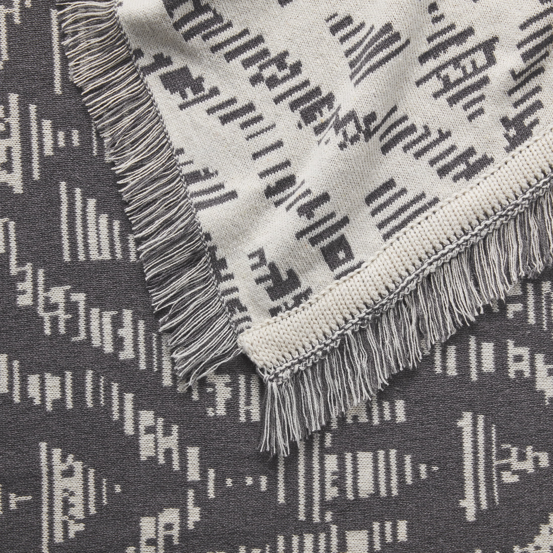 Mainstays Rustic Designs Soothing Grey Savine Ikat Cotton Blend Jacquard Knit Tapestry Throw, 50" x (图4) Mainstays Rustic Designs Soothing Grey Savine Ikat Cotton Blend Jacquard Knit Tapestry Throw, 50" x (图4)