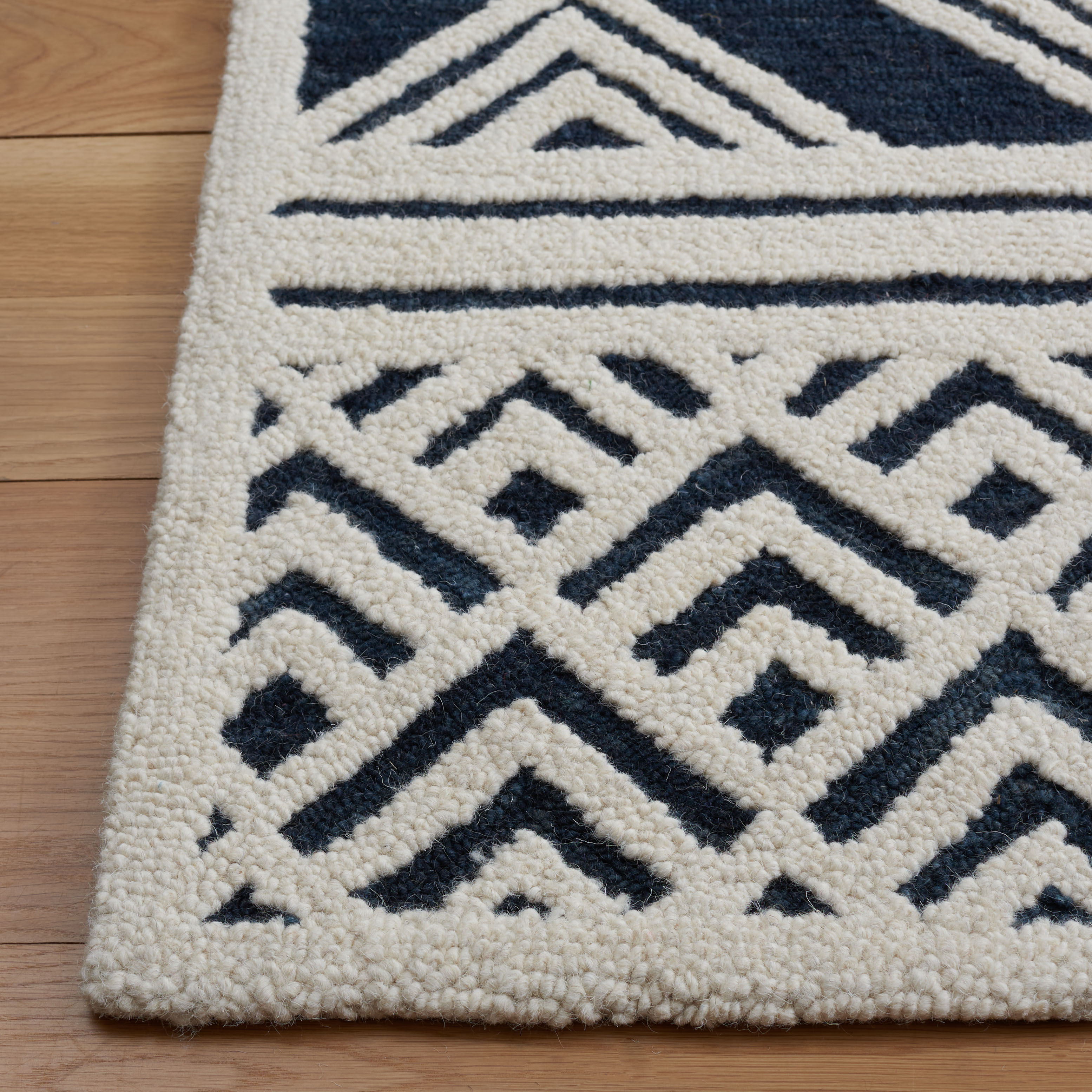 SAFAVIEH Casablanca Esmond Geometric Area Rug, Ivory/Navy, 5' x 8'