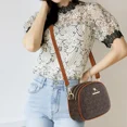 thumbnail image 4 of Bolso de hombro de diseñador 2024 con nuevo patrón para mujer, bolso cruzado portátil de color café de alta calidad, bolso circular clásico de moda, 4 of 5