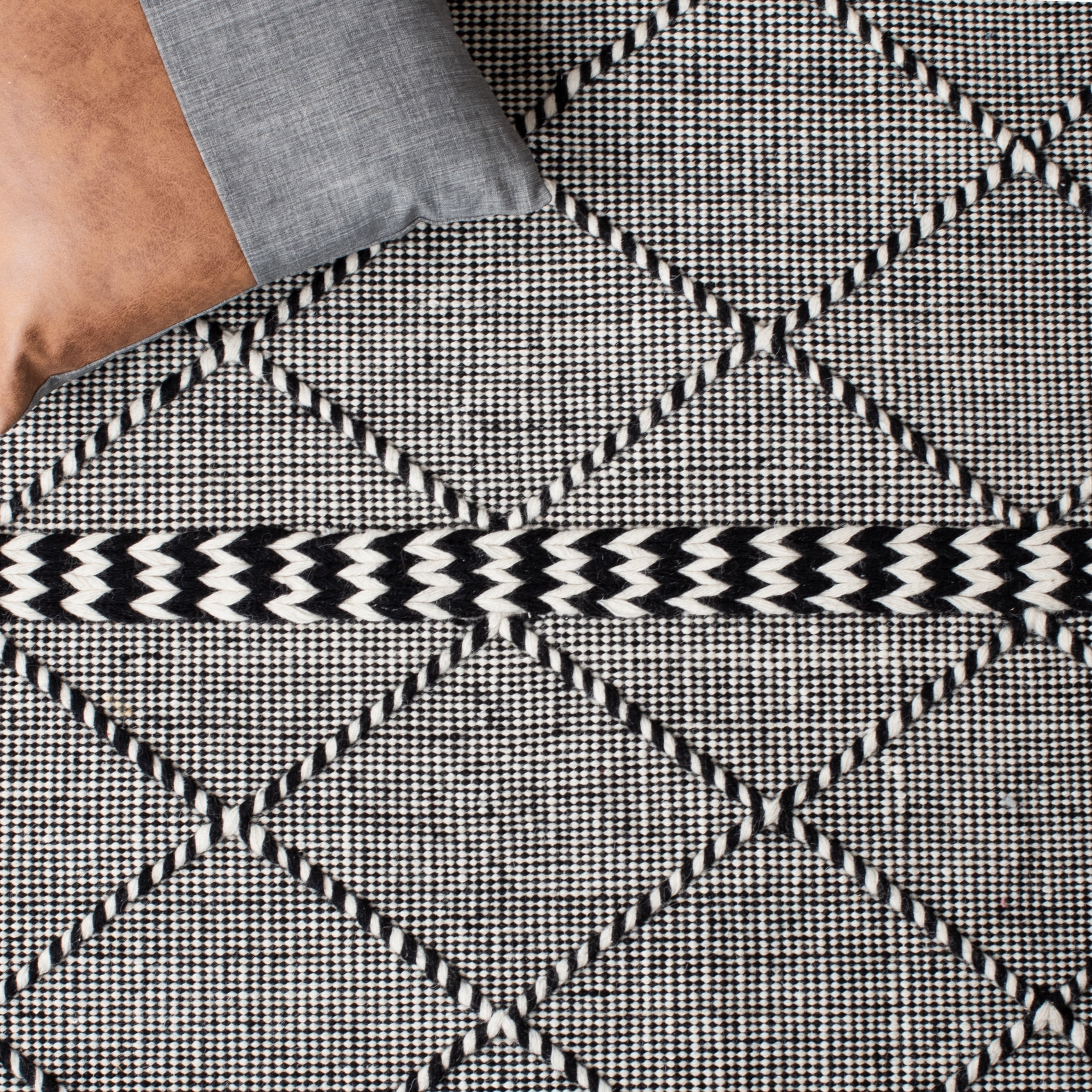 SAFAVIEH Casablanca Roswell Geometric Runner Rug, Black/Ivory, 2'3" x 8'