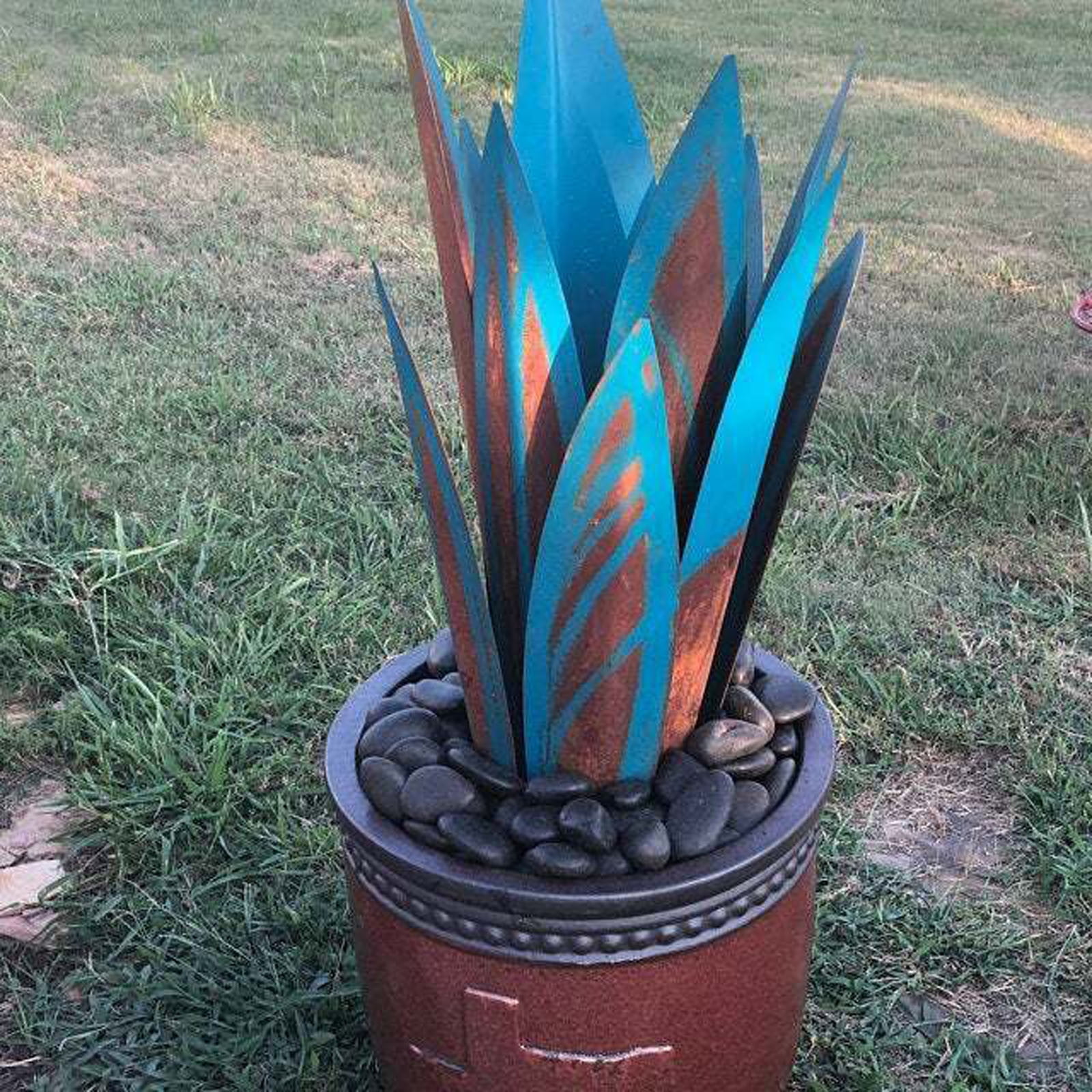Metal Tequila Sculpture, Rustic Blue Agave Yard Art, 11 Inch DIY Metal Garden Statue for Patio Lawn Home Indoor Outdoor Decoration, 9 Leaves Handmade Ornament
