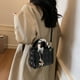 thumbnail image 4 of Bolso pequeño de alta gama con forma de diamante en relieve para mujer, nuevo bolso de mano de la Princesa Diana, bolso cruzado versátil con personalidad de moda, 2025, 4 of 5
