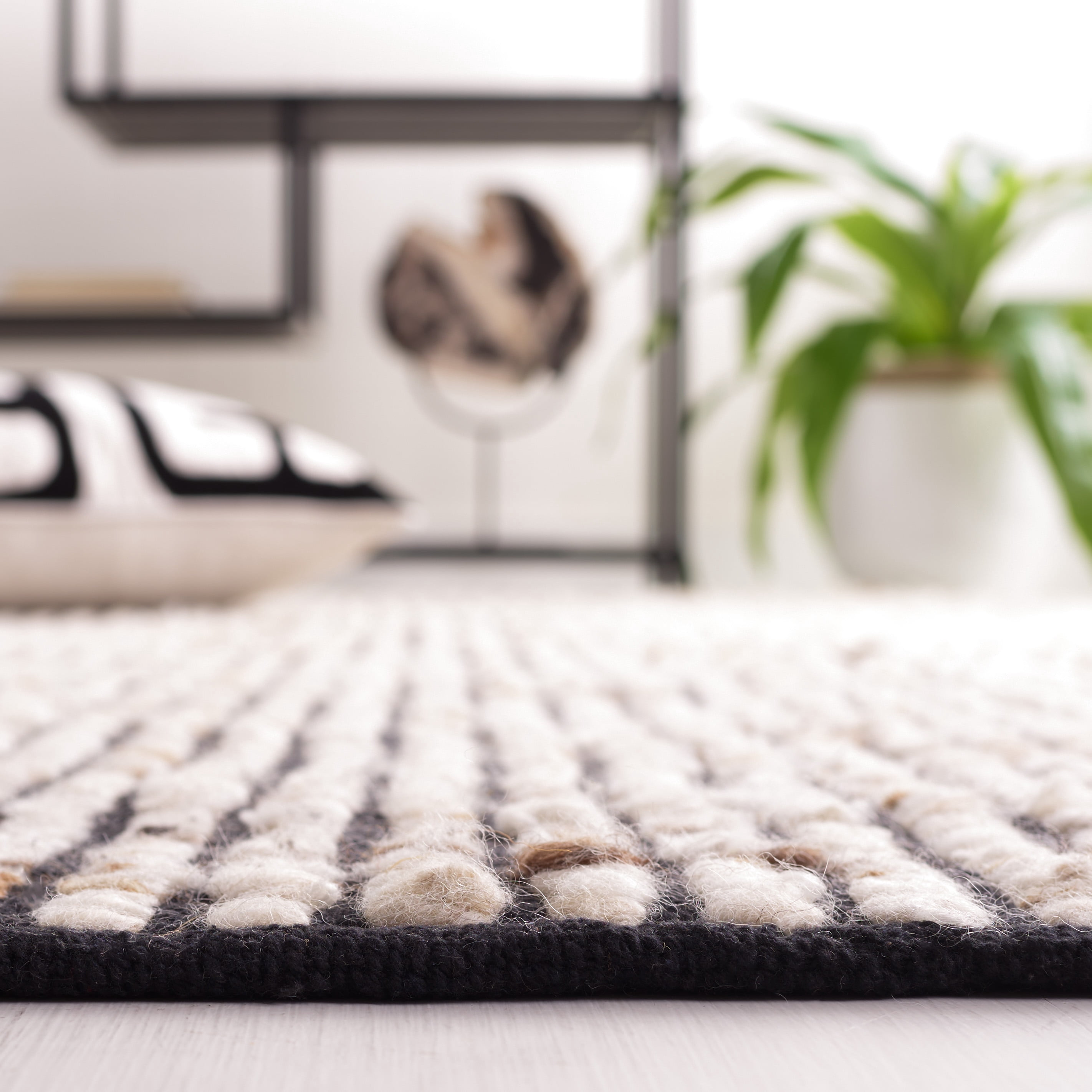 SAFAVIEH Natura Edith Distressed Area Rug, Black/Ivory, 3' x 5'
