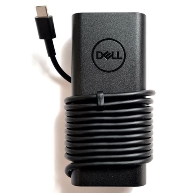 adaptador de corriente alterna dell xps 13 (9305) 65 w, 5 v dc, 3,25 a adaptador rectangular negro con logo Dell en relieve, cable USB-C integrado enrollado alrededor del cuerpo y conector USB-C visible; fuente de poder para cargar y alimentar laptops, también suele usarse para alimentar estaciones de acoplamiento compactas.