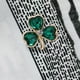 thumbnail image 2 of Broche de trébol verde de cristal, broche de seguridad de trébol, broche de hoja verde elegante, botones decorativos para chal, Clips de Metal para bufanda, 2 of 7