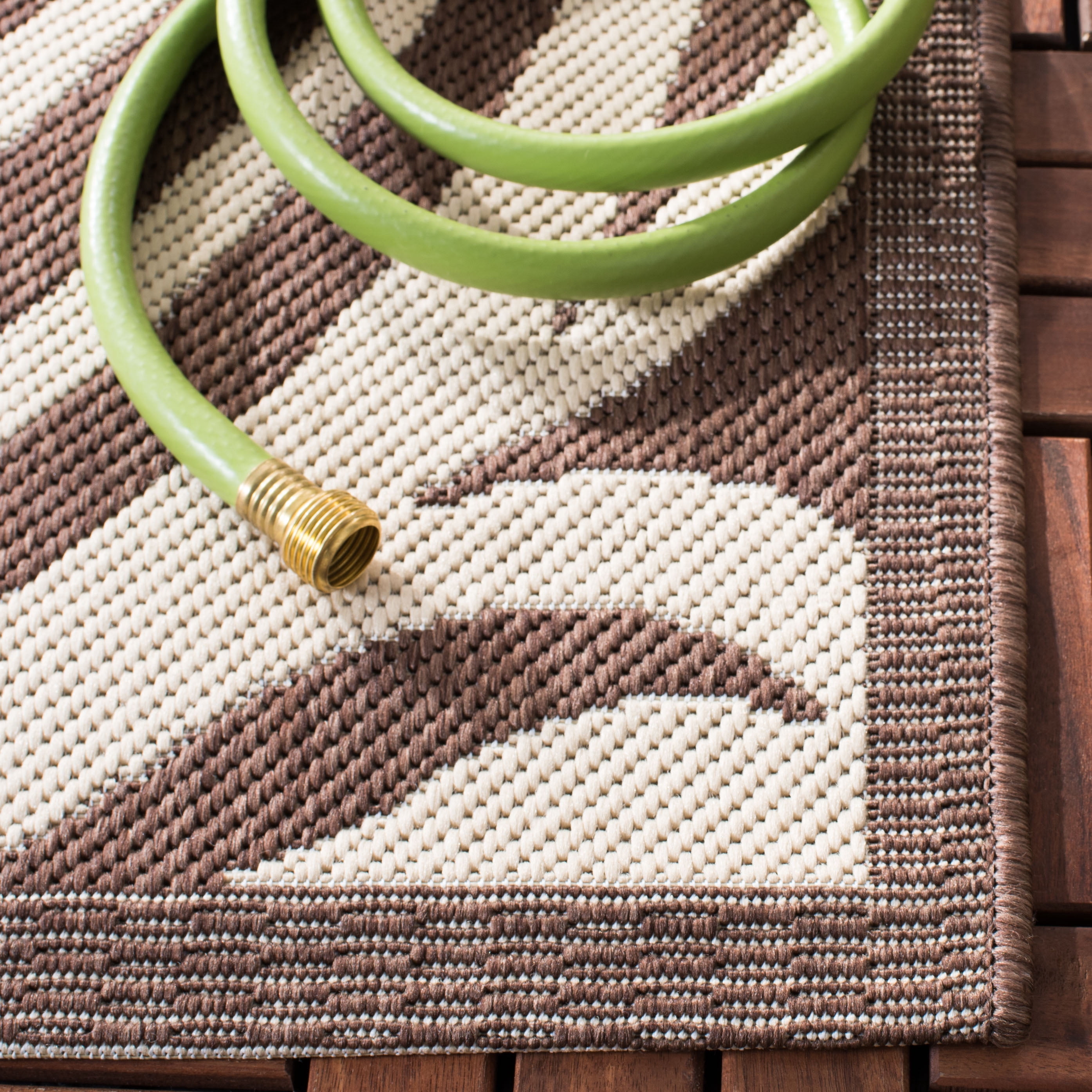 Safavieh Courtyard Crystal Floral Indoor/Outdoor Area Rug, Chocolate/Natural, 2' x 3'7"