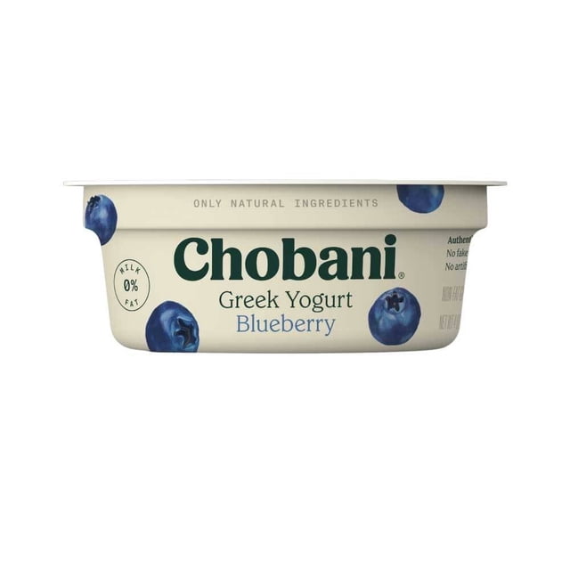 yogurt griego chobani sabor mora azul 113 g, envase frontal centrado con tapa plana; vaso crema con logo verde Chobani, texto 'Greek Yogurt Blueberry' y dibujos de moras azules, leyenda '0% fat' y 'Only natural ingredients'. Apto para acompañar cereal o fruta.