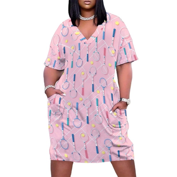 Vestido holgado con bolsillos para mujer, con estampado decorativo de raquetas de tenis vintage sobre fondo rosa.