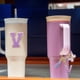 thumbnail image 5 of Juego de accesorios para taza Uxcell para vaso con asa, que incluye cubierta de silicona para popote, bota, tapón a prueba de derrames, encanto de asa, etiqueta de iniciales letra V, 5 of 7