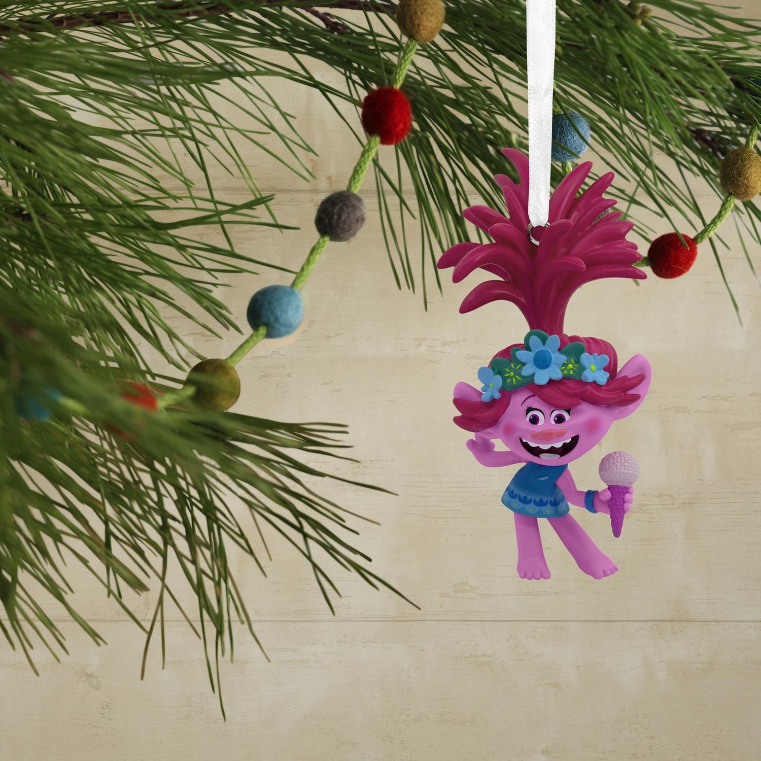 Décoration de Noël – Hallmark – Poppy tenant son microphone – Les Trolls 2 : tournée mondiale – DreamWorks