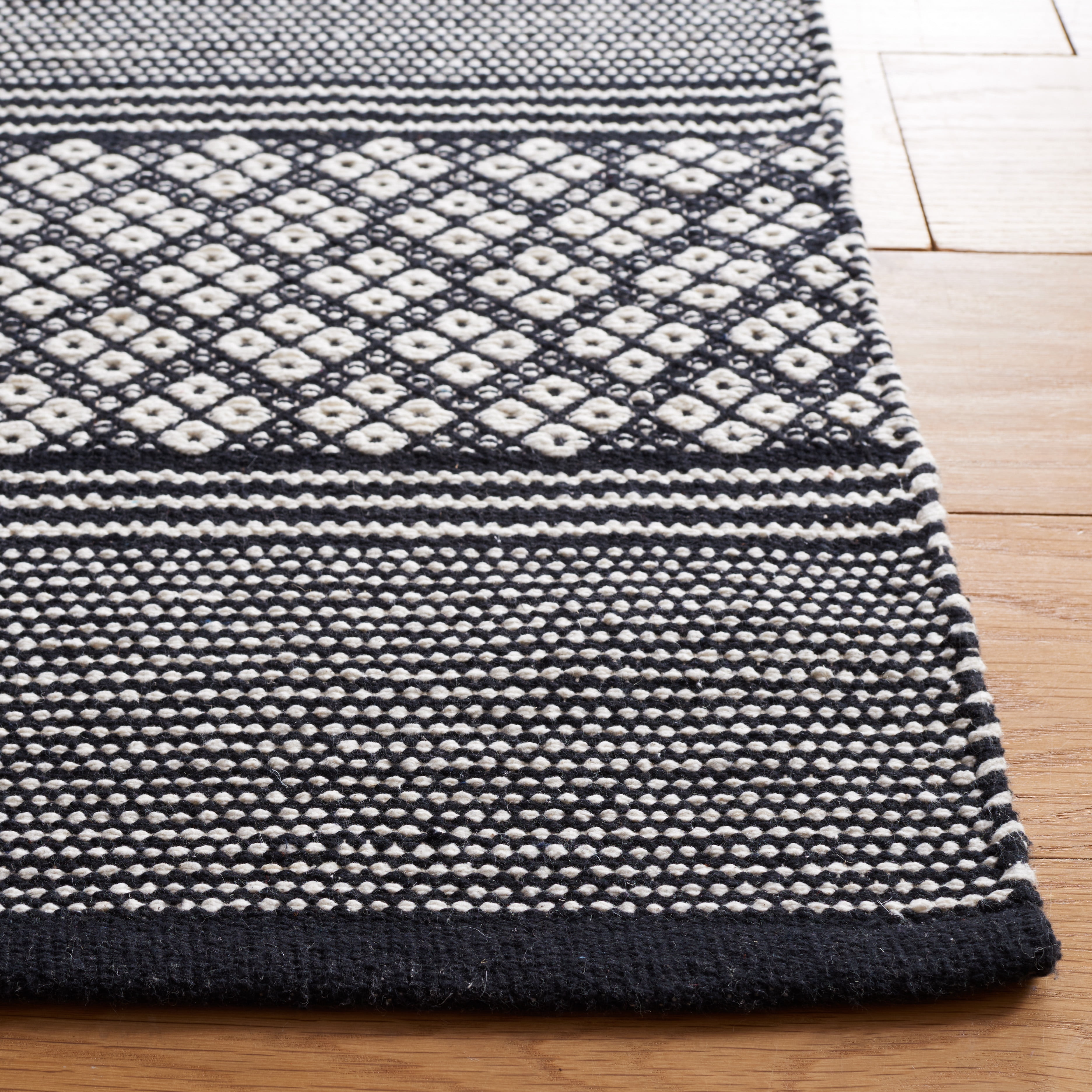 SAFAVIEH Montauk Topher Solid Cotton Area Rug, Black/Ivory, 8' x 10'