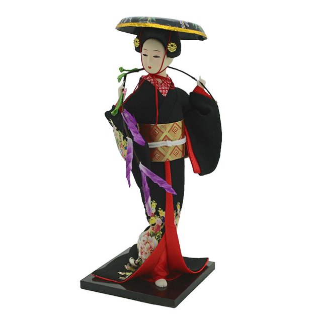 muñeca geisha zulema kimono japonés 30cm muñeca de colección decorativa de 30 cm, vista 3/4 frontal sobre base negra; kimono negro con forro rojo y motivos florales en el faldón, obi dorado con patrón geométrico, sombrero plano decorado y accesorios florales morados; cabeza de yeso, cuerpo de espuma y detalles delicados.