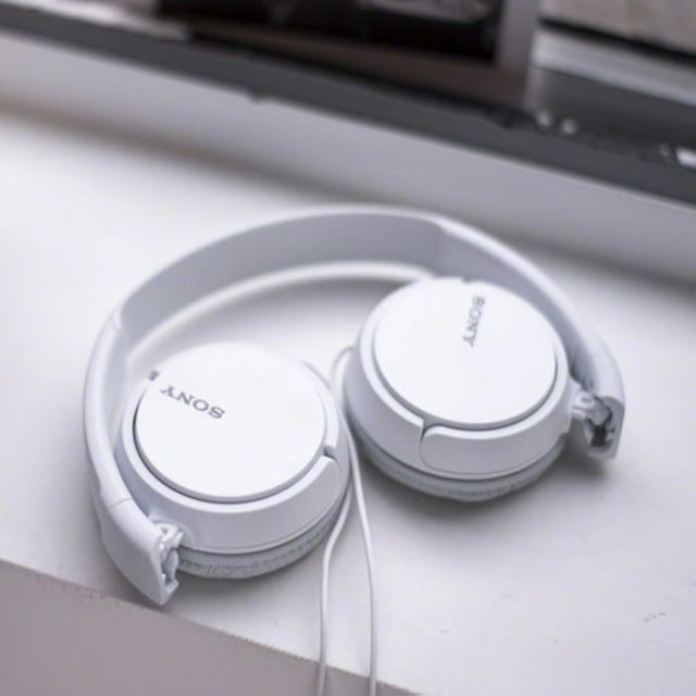 SONY Over On Ear Mejor estéreo Extra Bass Auriculares portátiles para Apple iPhone iPod / Samsung Galaxy / mp3 Player / 3.5mm Jack Plug Cell Phone (Blanco)