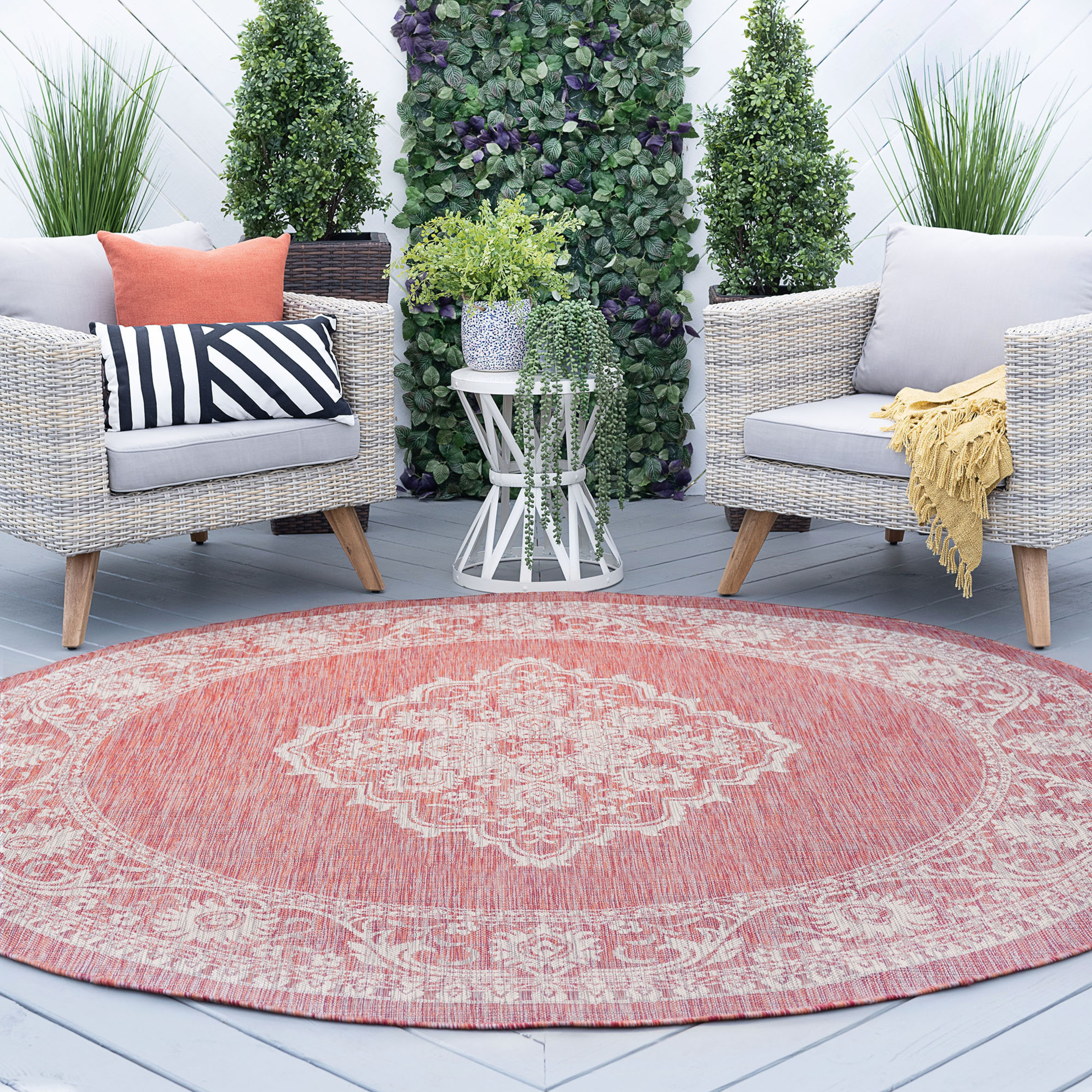 Bliss Rugs Demi Traditional Indoor/Outdoor Round Area Rug