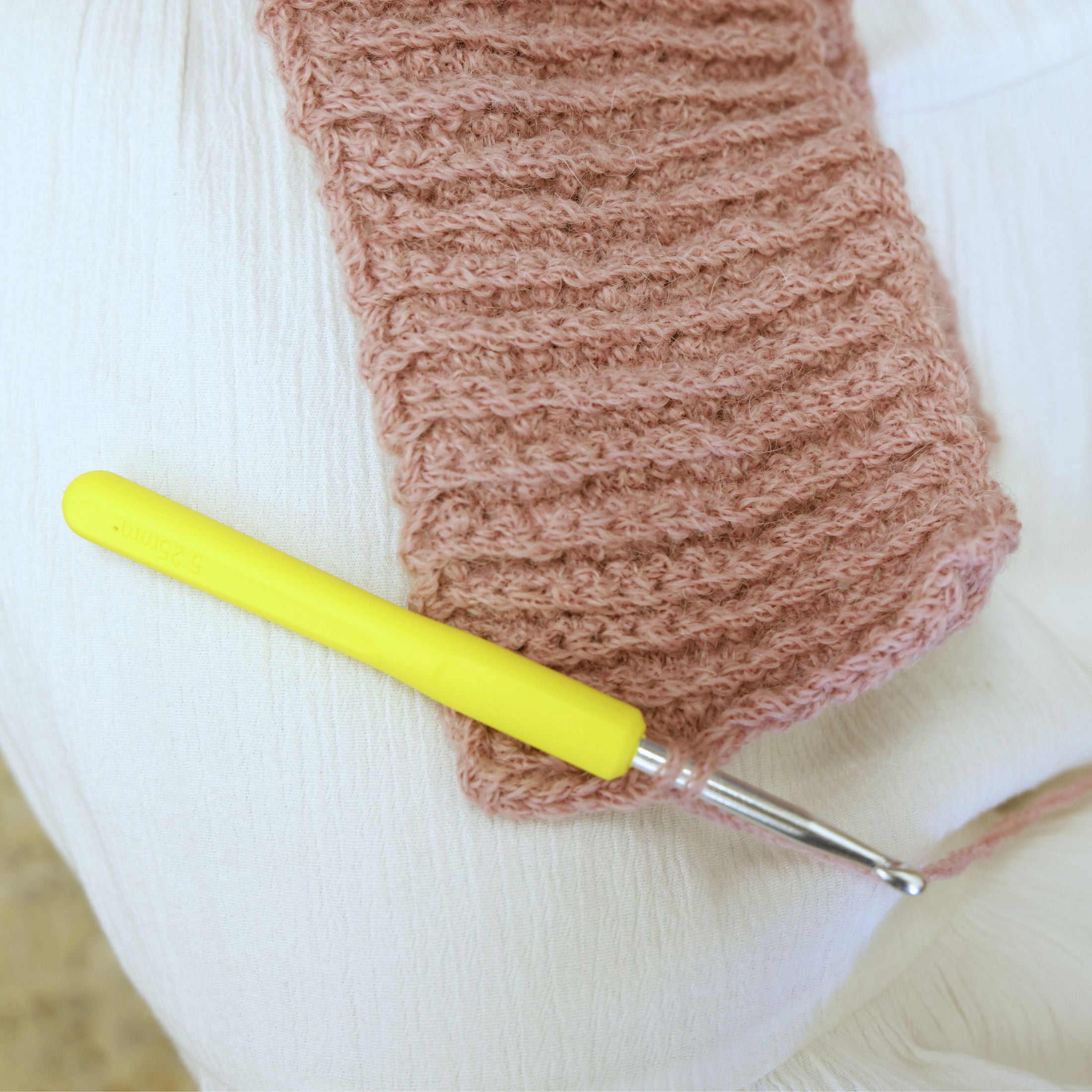 Hello Hobby Ergonomic Crochet Hook, Size I, 5.25 mm