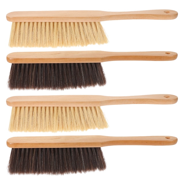 4 cepillos con mango de madera, escoba de mano, cepillo de limpieza para el hogar, cepillo suave para cama, sofá, muebles, ropa y coche — cuatro cepillos en vista frontal con mangos largos de madera y orificios para colgar; cabezales de fibra multicolor (cerdas claras y oscuras) y cerdas largas y suaves para eliminar polvo, migas y pelo de mascotas en superficies textiles; también aptos para limpieza ligera de ropa durante viajes.
