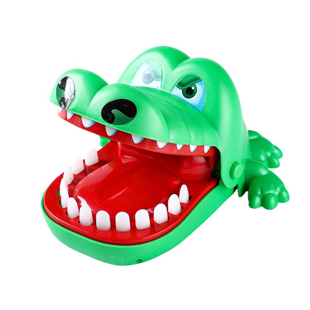juguete para morder strade fareast limited cocodrilos accesorio complicado vista frontal 3/4 de un cocodrilo verde con boca roja abierta, filas de dientes blancos de plástico y lengua móvil; ojos pintados tipo caricatura y cuerpo liso de plástico; dimensiones 16 x 13.5 x 8 cm; adecuado para juegos de reacción en familia y para entrenar la coordinación ojo-mano.