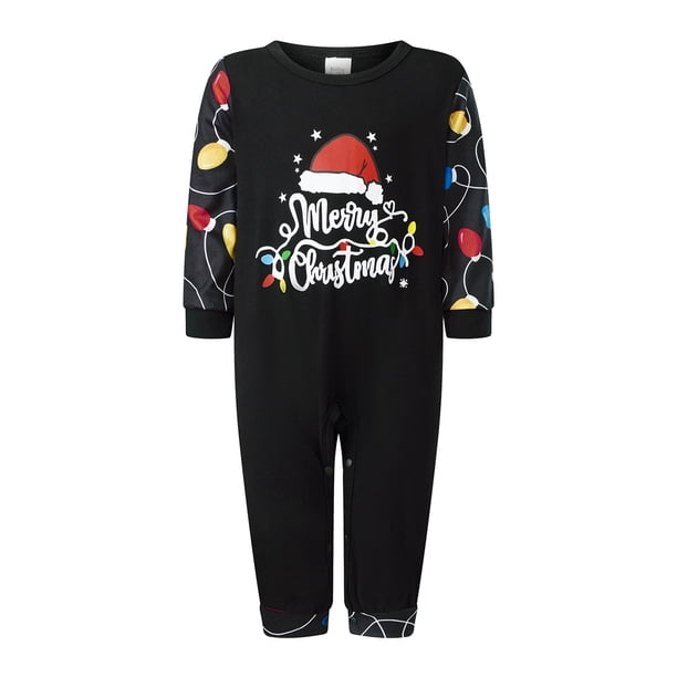 Conjunto de pijamas navideños familiares a juego con estampado de luces de guirnalda de letras. Pijamas de vacaciones para papá, mamá y niños.