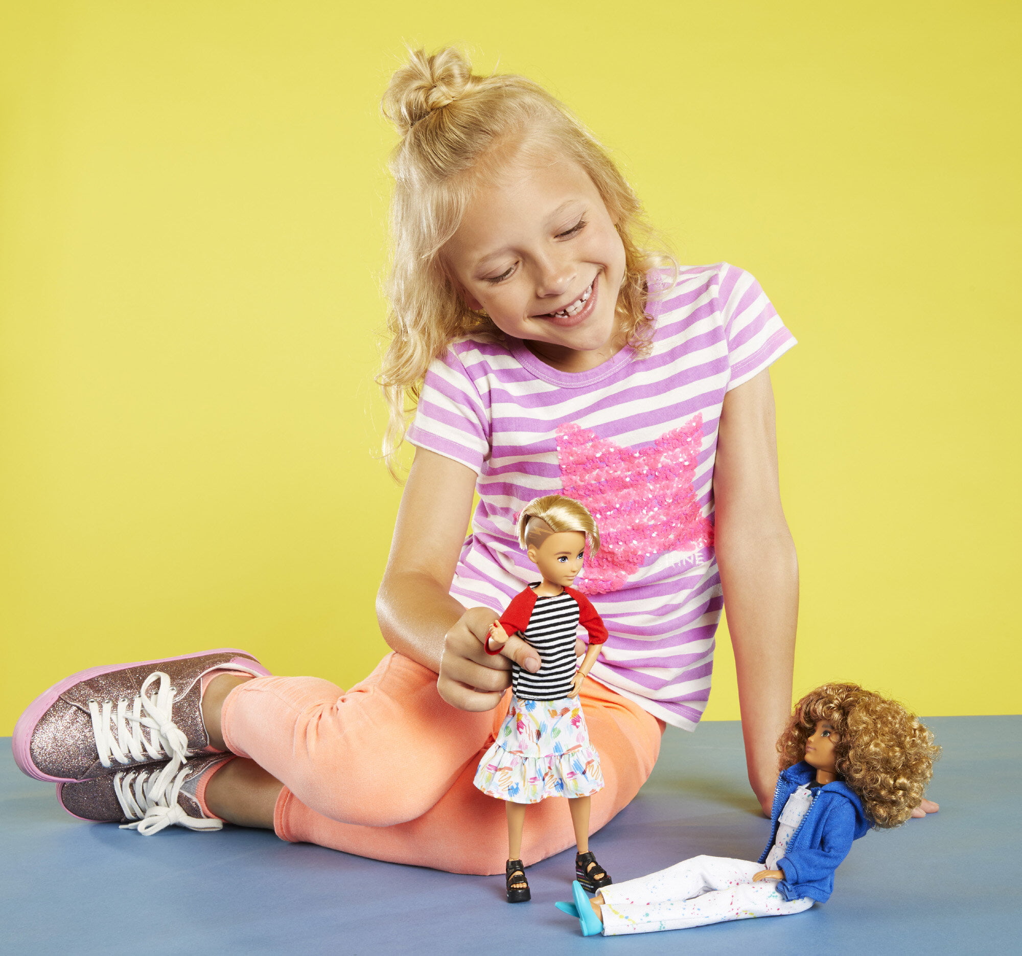 Куклы какие играют девочки. Creatable World Barbie Mattel. Куклы для девочек. Девочки играющие в куклы. Ребенок играющий в куклы.