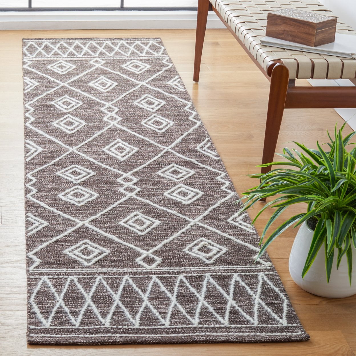 SAFAVIEH Kilim Chloe Tribal Area Rug, Brown/Ivory, 5' x 8'