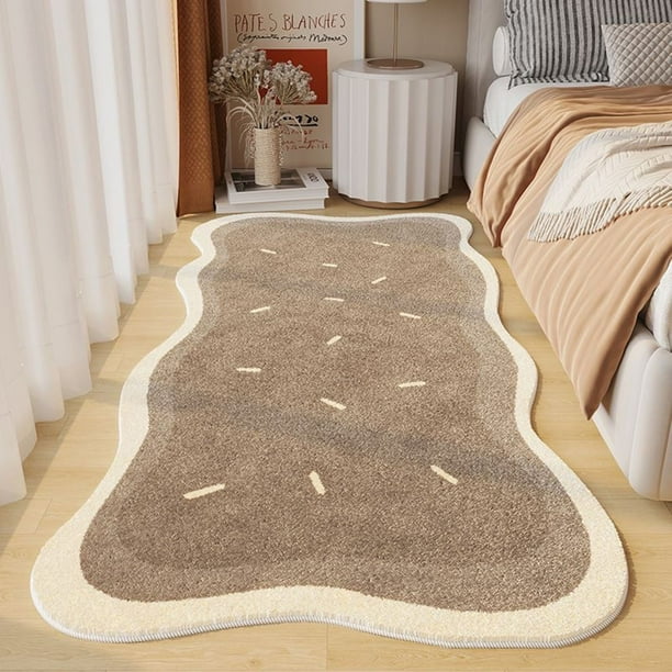 Alfombras, tapetes, alfombras, la alfombra de la sala de estar es geométricamente buena para uso doméstico, el dormitorio está cubierto con tapetes y la alfombra de la mesita de noche se usa como tape