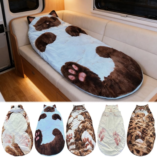 saco de dormir saco de dormir tipo sobre con adorables gatos,de tela suave,para adultos,ideal para acampar y para uso doméstico (190x80cm,1 pieza) saco de dormir tipo sobre para adultos con estampado de gato; vista frontal sobre sofá que muestra la silueta alargada 190x80 cm, peluche azul claro con cara de gato en la capucha y grandes patas marrón impresas en la base, acolchado visible y borde cosido; uso versátil para camping o descanso en casa, a menudo usado también para pijamadas o como manta de película.