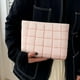 thumbnail image 5 of Bolso de color liso, bolso de plumas a cuadros, moderno y versátil, bolso pequeño informal y elegante., 5 of 5