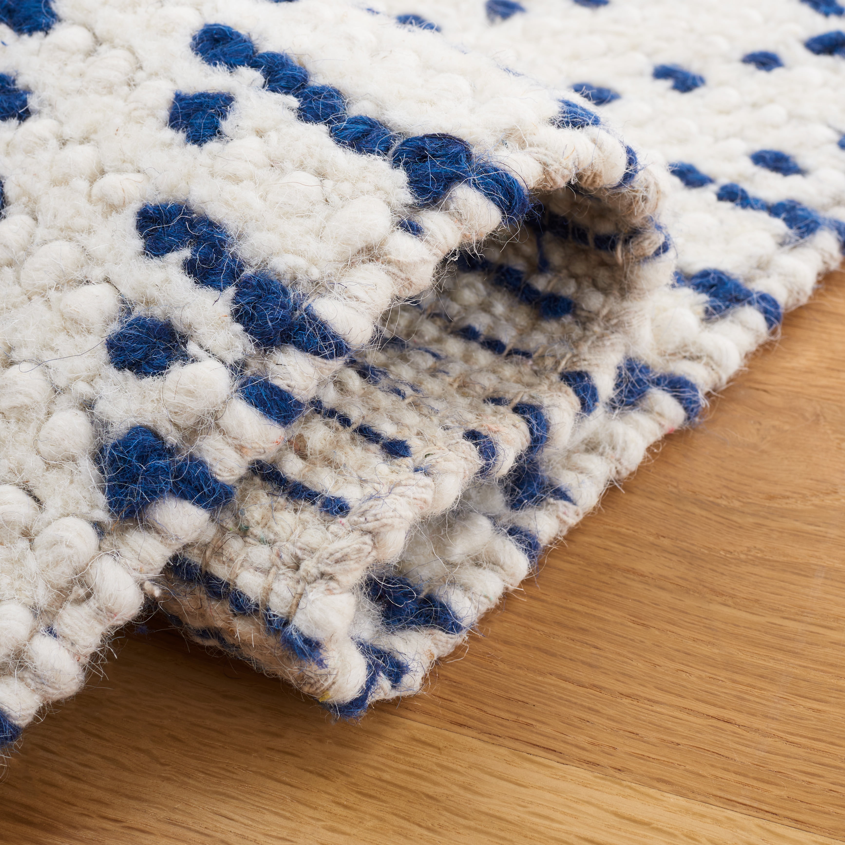 SAFAVIEH Natura Kennedy Southwestern Area Rug, Ivory/Blue, 6' x 9'